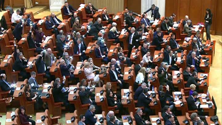 Protest inedit al parlamentarilor Opoziției: au aprins lanternele telefoanelor în Parlament