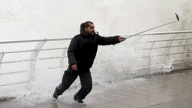 A observat că barajul se surpă şi s-a oprit să îşi facă un selfie. A urmat prăpădul!