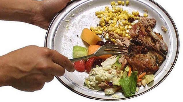 Studiu alarmant! Peste 20% din mâncare este risipită prin supraalimentare sau este aruncată