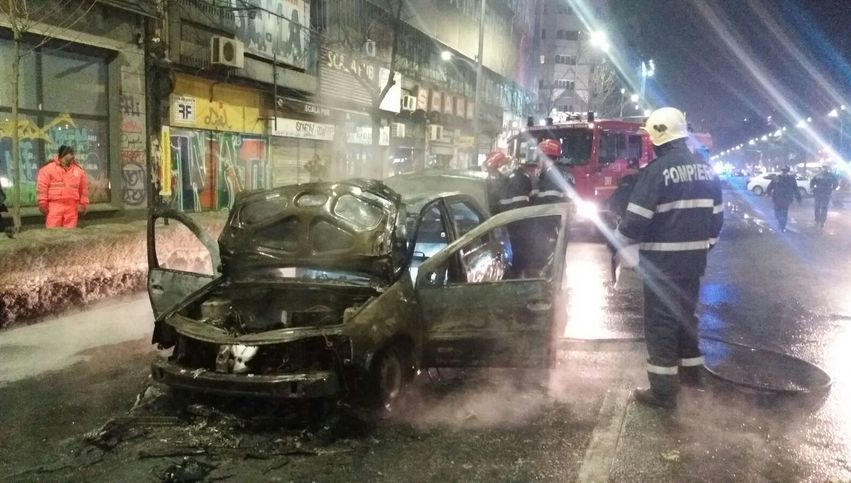 Scene şocante în Bucureşti! Un taxi a ars între Romană și Universitate 