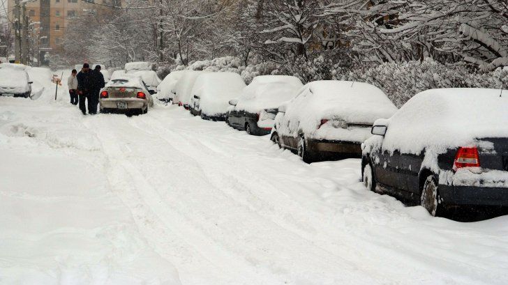 Cum să îşi scoţi maşina din zăpadă fără lopată. Trucul pe care orice şofer trebuie să îl ştie