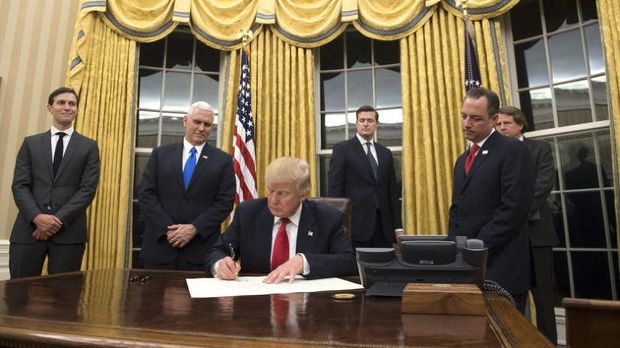 Casa Albă pregătește un nou ordin executiv anti-imigrație. Schimbare de ultima oră 
