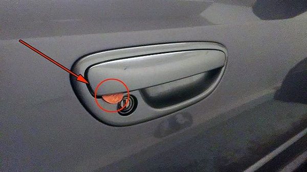 Ce sa faci dacă găseşti o monedă la mânerul portierii de la maşină. Nu e de glumă