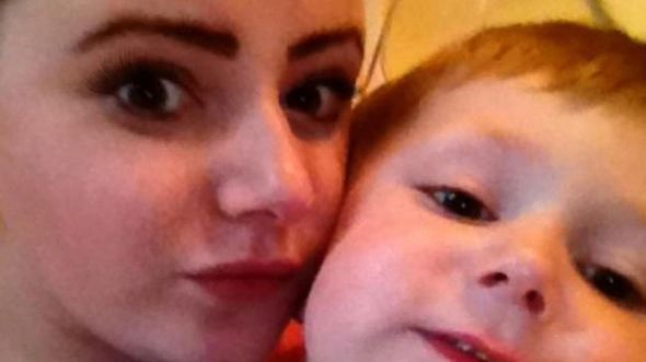 I-a cumpărat băieţelului său un ou de ciocolată cu surpriză. Când l-a deschis, a avut un şoc!