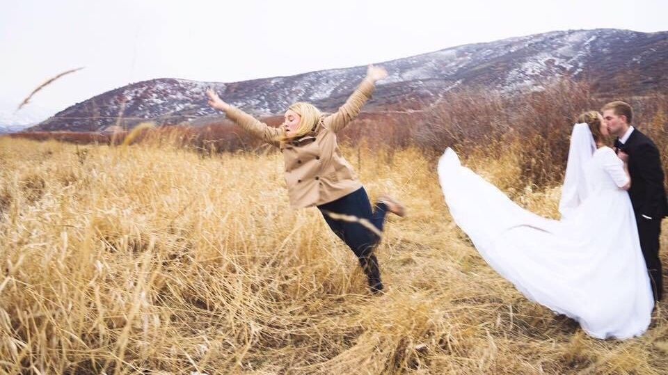 Cea mai nebună fotografie de nuntă? Un detaliu dezvăluie ce făcea domnişoara de onoare