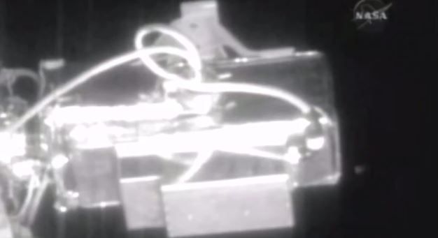 Un film live al NASA din Spațiu se întrerupe brusc când în imagine apar obiecte ciudate. Cum arată