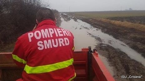 Caz incredibil în Bihor. O femeie a rămas împotmolită în noroi. Pompierii au mers pe jos 3 km...