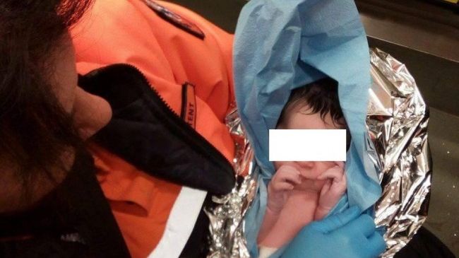 A născut la lumina telefoanelor mobile, în casă. Povestea extraordinară a unei femei din Bihor