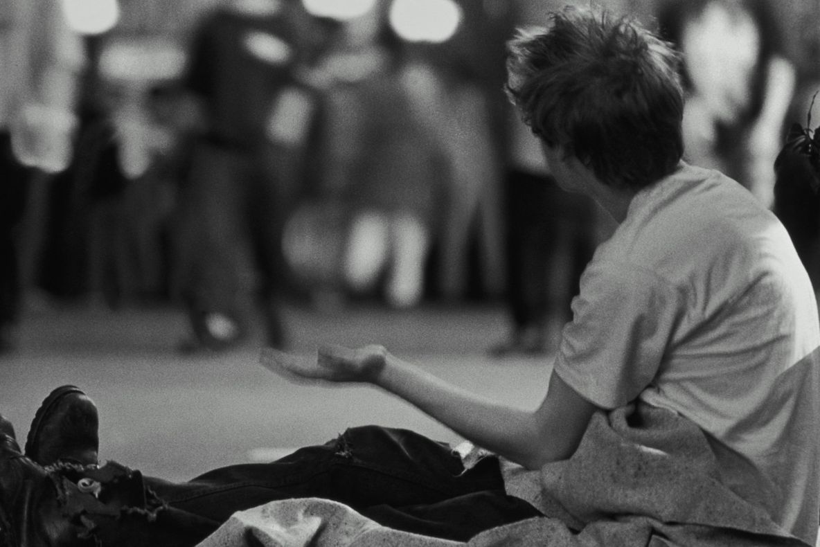 A găsit un om al străzii beat şi l-a ajutat să-şi găsească adăpost. Ce s-a întâmplat după 18 luni 