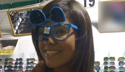 A probat o pereche de ochelari de soare, dar nici nu ştia ce se întâmplă în spatele ei. S-a RUŞINAT