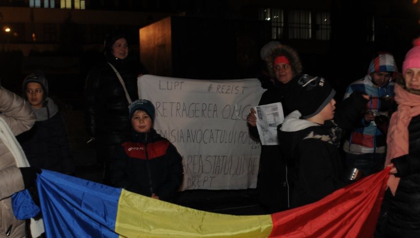 Există speranţă. În Vaslui câţiva oameni au ieşit în stradă: "Hoţilor, nu ştiu cum să vă mai înjur"