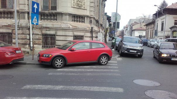 Oraşul cu 4.000 de locuri de parcare şi peste 100.000 de maşini. Zeci de şoferi sunt amendaţi zilnic