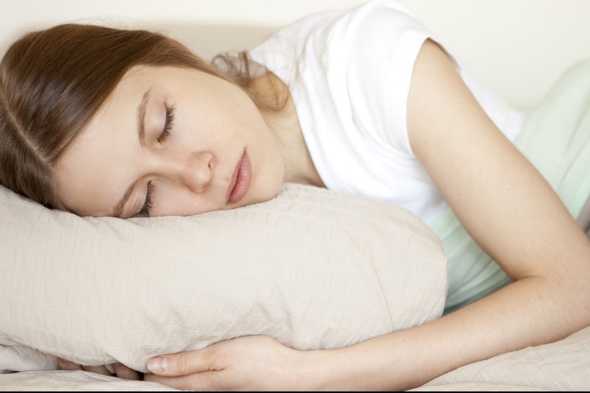 Dormi cu capul pe pernă? Cum te-ar putea îmbolnăvi acest obicei