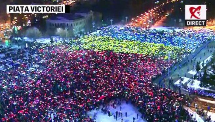 Imagini spectaculoase de la înălțime cu formarea "Tricolorului" uriaș în Piața Victoriei