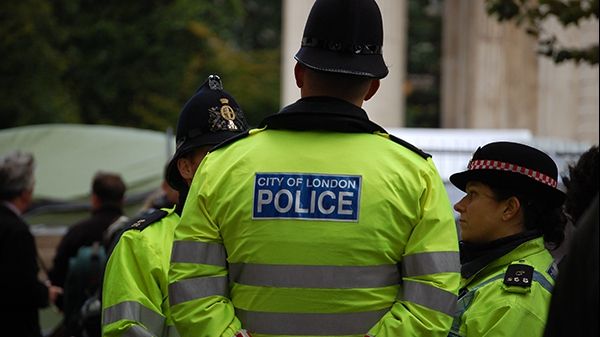 MAE: Cinci români RĂNIŢI de o maşină care a intrat în mulţime, la Londra. Unul, în stare critică