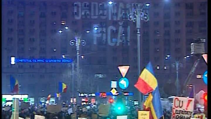 Ce a apărut, vineri seară, pe un bloc din Piaţa Victoriei, în timpul protestelor