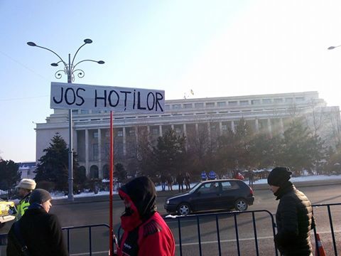 Cel mai FRUMOS gest, după ce jandarmii au fost atacaţi de ultraşi. Ce le-au oferit protestatarii