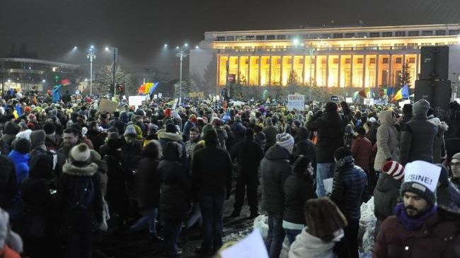 A 10-a zi de proteste în Piața Victoriei: Aproximativ 5.000 de oameni au ieșit în stradă