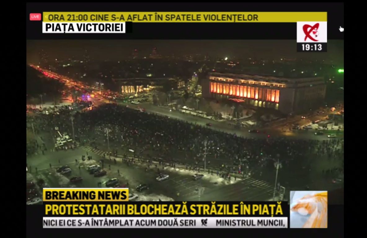 A treia zi de proteste în Bucureşti: 100.000 de români au ieşit, joi, în Piaţa Victoriei