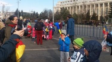 PROTEST cu cretă colorată, în faţa Guvernului: "Rezistăm". Sute de persoane, la "Marşul copiilor"