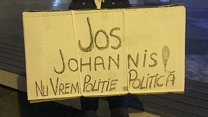 A 10-a zi de proteste la Cotroceni: 100 de oameni au cerut demisia preşedintelui Iohannis