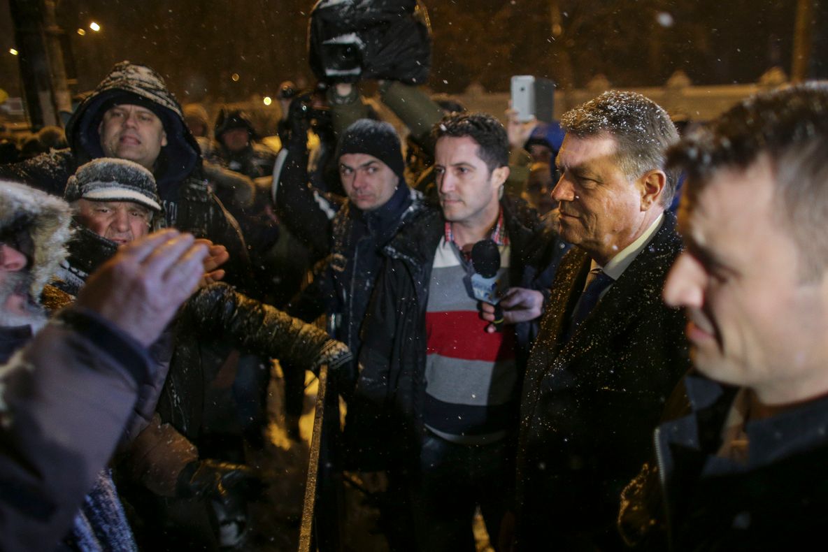 PROTEST la Cotroceni. Iohannis a mers să discute cu susținătorii Guvernului, dar au refuzat dialogul