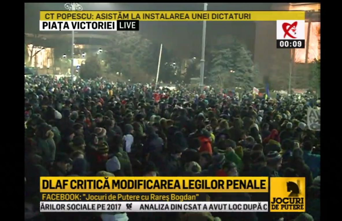 Peste 20.000 de oameni au protestat în faţa Guvernului, marţi seară