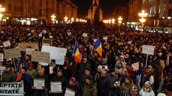 I-a furat unei tinere telefonul în timpul protestelor din Timişoara. Ce a urmat este uimitor...