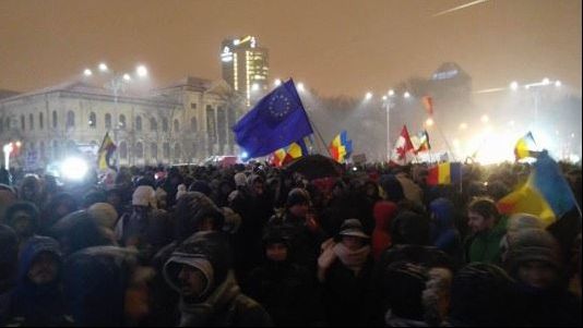 Cea mai haioasă pancartă a serii. Mesajul unui protestatar către premierul Grindeanu