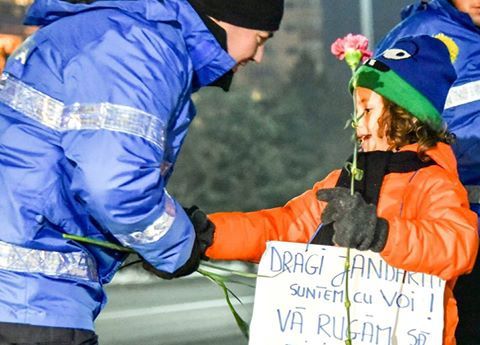 Marşul copiilor, în Piaţa Victoriei. Carina (10 ani): "Am venit să salvez România"