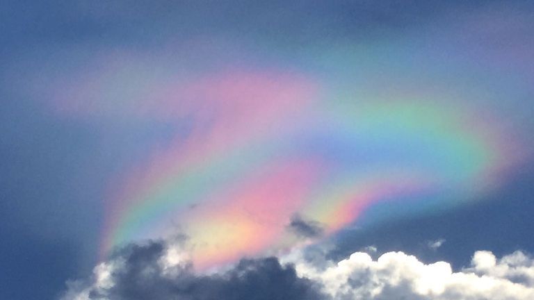 Fenomen bizar pe cerul din Singapore. Localnicii au rămas perplecși minute în șir