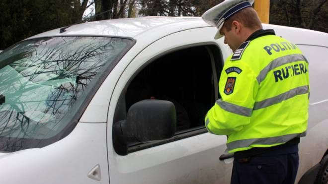 Motivul pentru care poliţiştii pun mâna pe maşini atunci când opresc şoferi în trafic