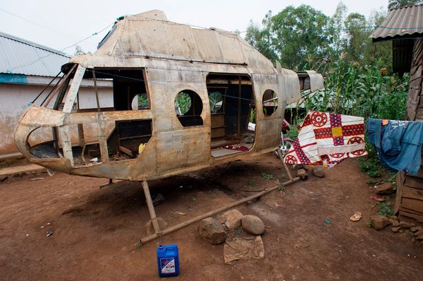 Sătenii dintr-un cătun din Congo și-au construit singuri un elicopter. Fabulos cum arată
