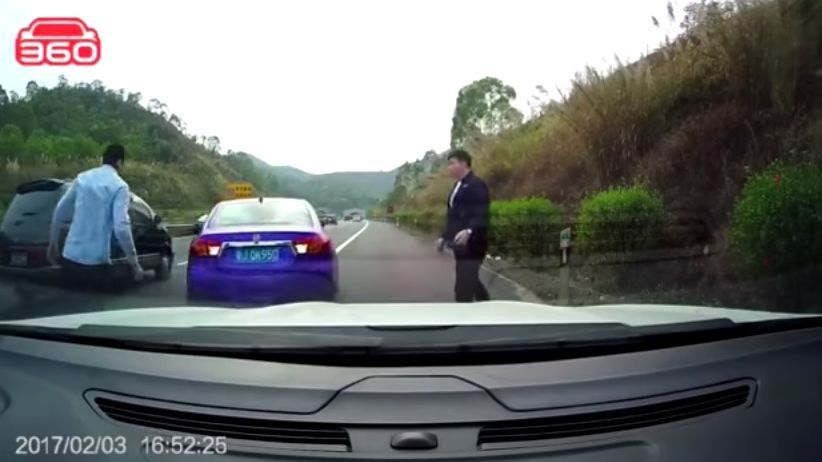 Doi șoferi din China s-au luat la ceartă pe autostradă și apoi lucrurile au degenerat VIDEO
