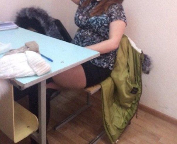 Elevă exmatriculată după ce a fost surprinsă făcând asta, la școală