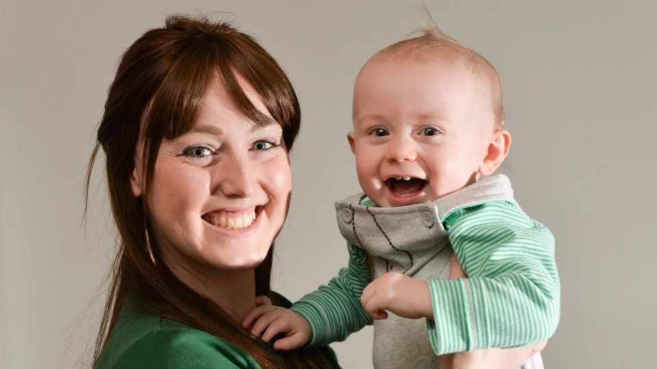 O tânără mămică susţine că a dat naştere unui erou. Micuţul de doar câteva luni i-a salvat viaţa