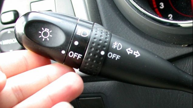 De ce unele maşini moderne au un far stins atunci când semnalizează