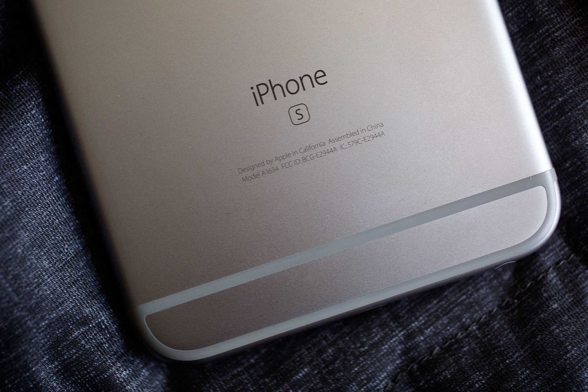 Ce înseamnă simbolurile de pe spatele smartphone-ului tău. Trebuie să știi asta 