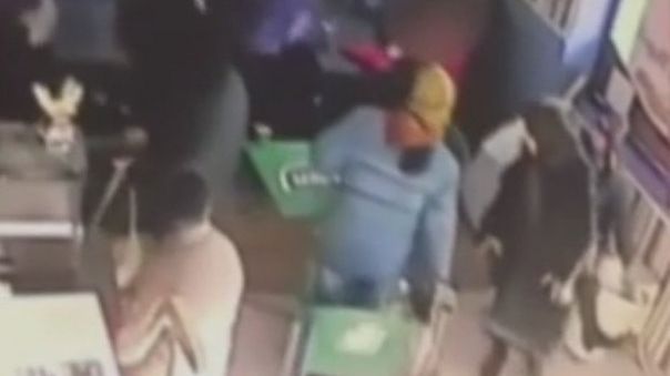 Şocant! Şi-a stropit soţia cu benzină şi i-a dat foc în mijlocul unui restaurant din Bacău