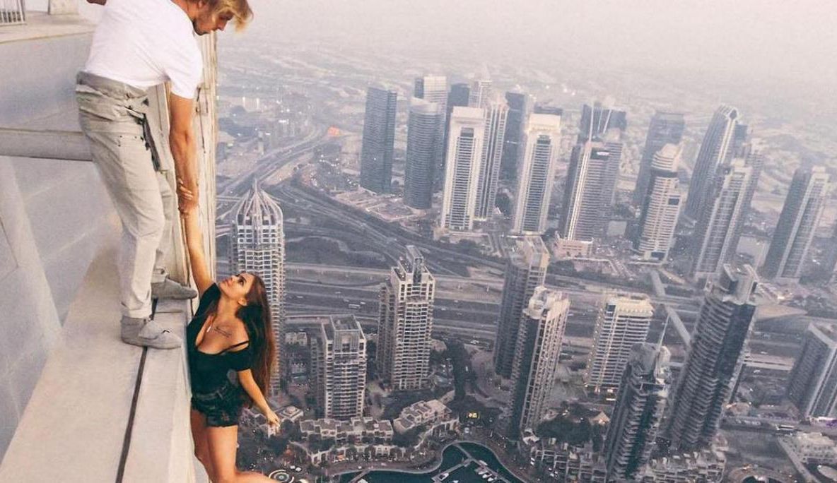 Prostie extremă: "Regina Instagramului" din Rusia ar face orice pentru o fotografie. Cu ce se laudă