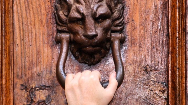 Un obicei care i-a adus condamnare la închisoare. Ce face o femeie la ușile vecinilor 