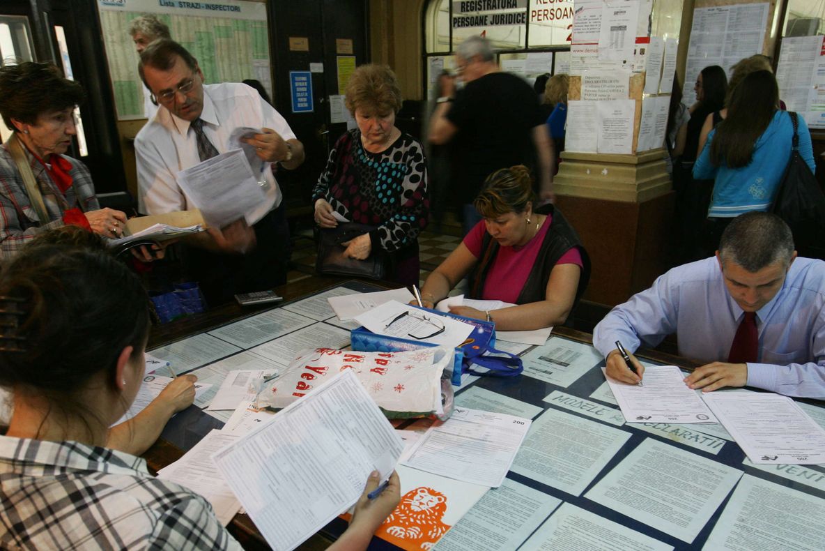 Beneficii pentru funcţionari publici. Spor de risc şi solicitare neuropsihică de 50% din salariu