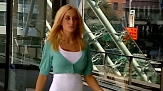 Toată lumea a privit şocată! Motivul HALUCINANT pentru care această femeie a fost dată jos din avion