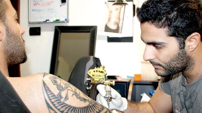 Religia le interzice categoric, dar tinerii dau buzna să facă aşa ceva!