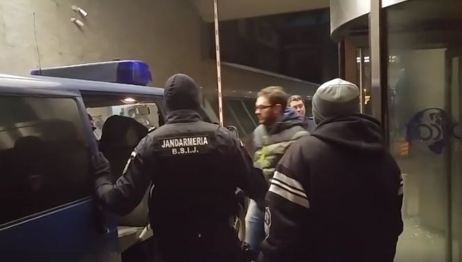 Primele IMAGINI cu tineri protestatari urcați în dubele Jandarmeriei în fața DIICOT