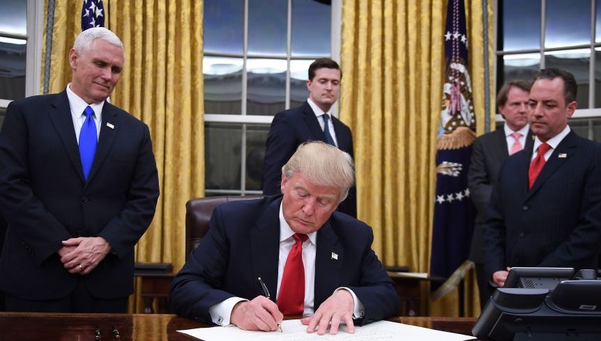 Donald Trump îşi dă arama pe faţă. Reality-show în Biroul Oval