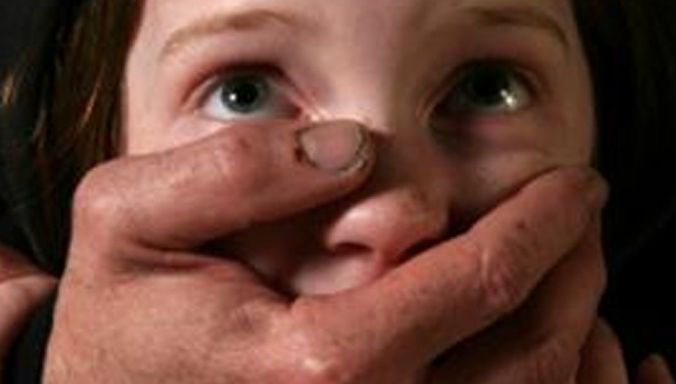 ŞOCANT! Un copil de 7 ani a fost răpit şi mâncat de viu de un dependent de droguri 