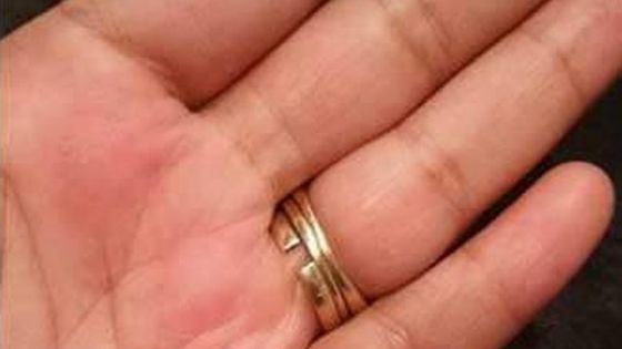 Adevărul CUTREMURĂTOR din spatele acestei banale imagini. Ce secret ascunde verigheta?