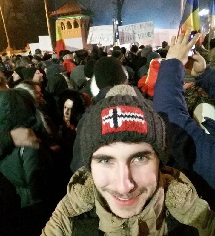 Jurnalist, "protestatar sub acoperire" la Palatul Cotroceni: M-au mutat în faţă, să se vadă tinerii