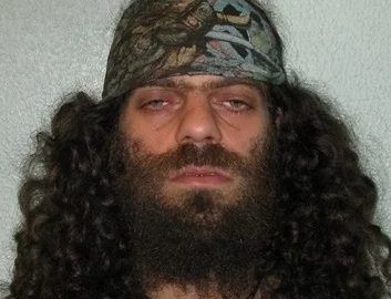 Satanist, condamnat la închisoare pentru viol! Poliţiştii s-au îngrozit când au intrat în casa lui